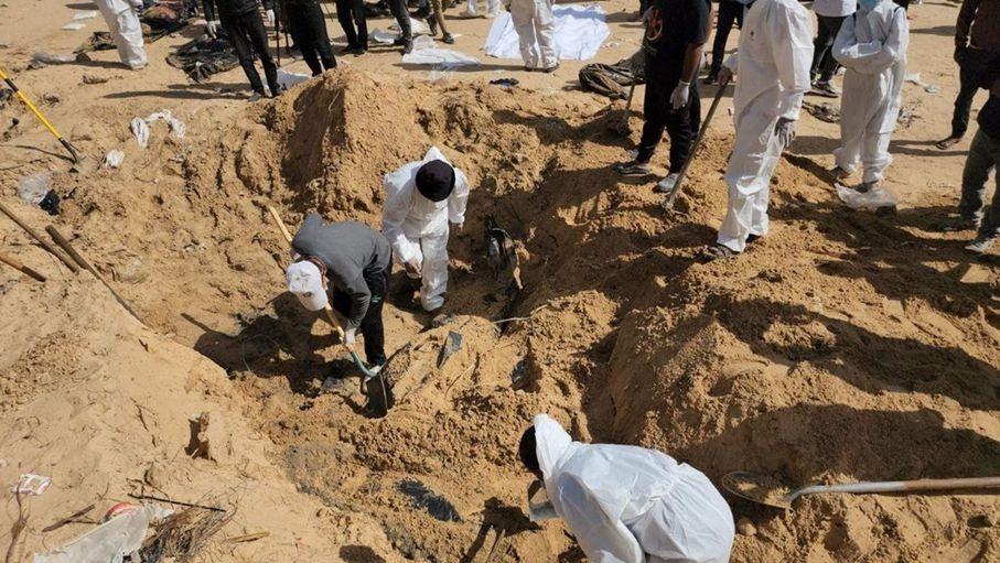 دفن أكثر من 20 فلسطينًا أحياء داخل مجمع ناصر الطبي
