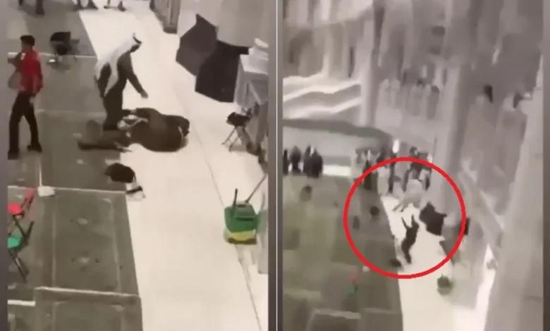 بالفيديو… رجل أمن ينقذ شخصًا من السقوط في الحرم