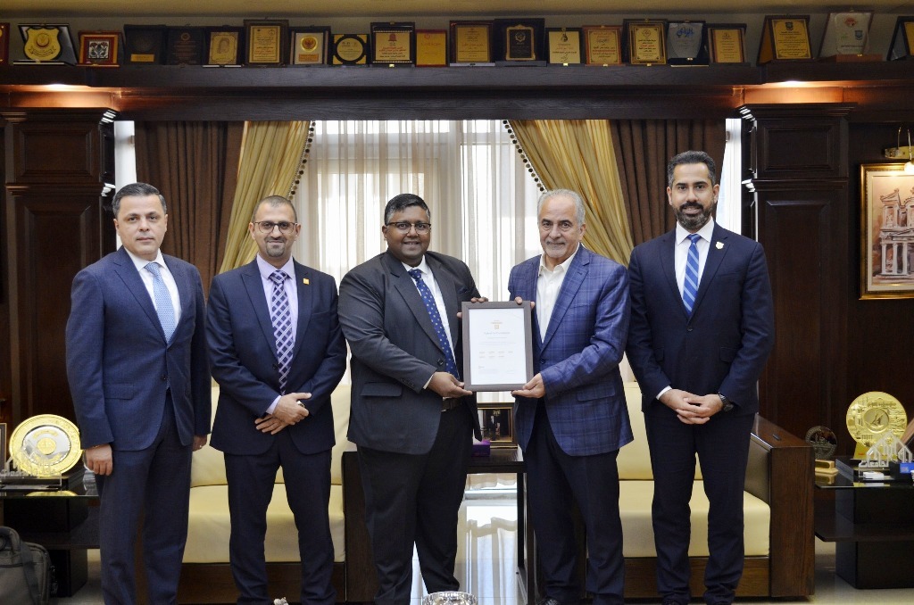 عمان  الاهلية تتسلّم شهادة تقييمها بخمس نجوم من منظمة كيو أس