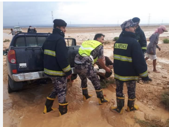 إنقاذ 5 أشخاص من عائلة واحدة حاصرتهم السيول في الطفيلة